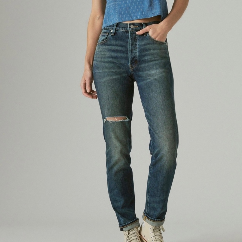 NWT Lucky Brand Drew High Rise Mom Distressed Jean - Tencel fabric. Size 2/26R